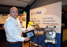 Jan Been van Driepak showt de nieuwe Ecolux lijn. De maaltijdverpakkingen voor de magnetronoven zijn gemaakt van suikerriet, de plastic folie is pfas-vrij kan gemakkelijk gescheiden worden