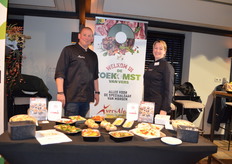 Gerjo Vijge en Margreet van Dongen van VersAlert met lekkere hapjes