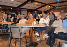 Bezoekers nemen plaats voor de presentaties