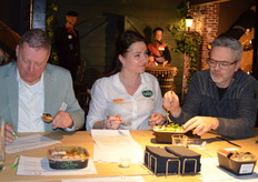 De jury  bestaande uit Frans van de Polder (AVN), Hayassa Braker (Qsta) enJoost den Ouden (docent traiteur bij SVO) enwas positief verrast