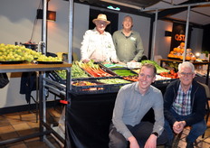 Jarno Kwakkel, Lex van der Meer, Dik Vogelaar en William van der Vegt voor de kraam van Postuma AGF