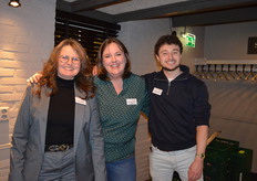 Gastvrouwen Aline Mulder en Janneke van der Velden en gastheer Lucas Simonis van AVN