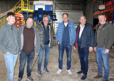 Allemaal uit de uien: Mike de Koster met zijn zoon Levi van WDK Onions, Jaap D'Hont van Sorteerbedrijf D'Hont, Nico Overduin van Tuns bv, Peter van de Velde en Mateusz Maćkowski van Global Onions.