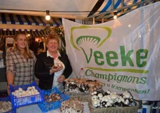 Ingrid Veeke en dochter Ingrid waren voor de 2e keer aanwezig op de beurs en hadden goed de aandacht met de heerlijke gebakken en gevulde paddenstoelen die de bezoekers zelf konden proeven.