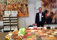 Paul Puyvelde, zaakvoerder van Quality Nuts bij het uitgebreide assortiment noten en gedroogd fruit. Sinds kort biedt het bedrijf ook een groentenchips met o.a. bonen, wortelen en kalebas.