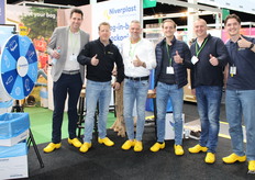 Sam Schreurs van Boix Europe, Jeffrey Schapink van Niverplast, Denis Jens van Boix, Mathijs Fawzi en Lauren Vogelaar van Bolidt en Keano Kreijkes van Niverplast deden de klompendans in de stand van Niverplast.