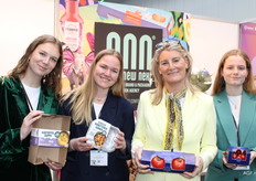 Jessy Buunk, Loes Takken, Ariana van Mancius en Bente Derks van Now New Next. Merk en verpakkingsontwikkeling in o.a. de agrarische sector. Rechts de nieuwe Eminent rebranding voor exclusieve kwaliteitstomaatjes.