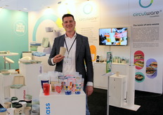 Eric Suiskens van Circulware. Na jarenlang op de foto met fruitverpakkingen heeft Eric zich nu gespecialiseerd in herbruikbare bekers. De eenmalige wegwerp koffiebeker is uitgerangeerd, veel bedrijven kiezen voor een herbruikbare beker met hun bedrijfslogo.
