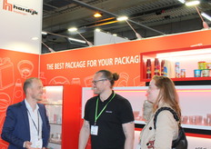 Links Ruben Vaartjes van Hordijk Verpakkingen in gesprek.