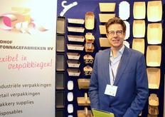 Zaadhof Cartonnage fabrieken, conisch opgezette bakjes van massief karton. Jan Meindert Zaadhof. De Groninger koek als relatiegeschenk smaakte best!