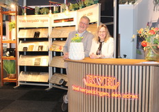 Gert Kolkman en Karin Biesheuvel van Kolkman Verpakkingen Hedel. Wist je dat Gert naast veel verpakkingen ook twee rechterhanden heeft als meubelmaker en de bedrijfsstand inclusief de prachtige balie in de vrije uurtjes zelf heeft gemaakt?