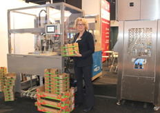 Anneke Werdmuller van Van de Velde Systems bij de Mi-box opzetmachine. Een tray opzetmachine voor diverse maten (golf)kartonnendozen.