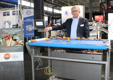 Dutch Weighing Company, Jan Damen poseert bij de combinatieweger met 12 weegposities die de beste combinatie maken met een zo laag mogelijke give-away.