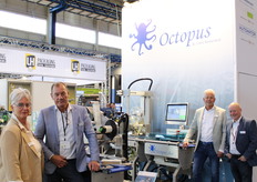 Mia, Edward van der Ploeg, Patrick van de Vegt en Patrick Graham van VWS Nederland poserend bij de Octopus Ace die veelvuldig in de AGF-sector wordt gebruikt voor het verpakken van AGF.