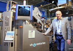 Jan Strijbos van VH Vertical Packaging poserend bij de Centurion verticale vorm vul en sluitmachine.