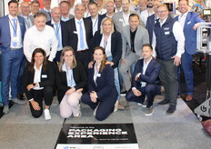 Het packaging Experience Center vertegenwoordigt negen bedrijven die het experience center opgericht hebben om klanten de mogelijkheid te bieden om te experimenteren met machines, verpakkingsmaterialen, etc. Het is altijd lastig om in productieruimten iets te testen, het komt altijd ongelegen en zorgt in de praktijk voor stress en haast. Dat is wat je niet wil om machine/verpakkingen uitvoerig te testen. In het nieuwe pand van MMF wordt het experience center gerealiseerd. Er kunnen proefopstellingen van machines worden gemaakt en uitvoerig getest zonder druk te leggen op de bestaande productie in bedrijven. Op de foto vertegenwoordigers van de negen aangesloten bedrijven.