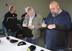 Wim van Appeven en zijn collega Markus Vaess van Frankort&Koning onderwerpen de aubergines aan een kritische blik
