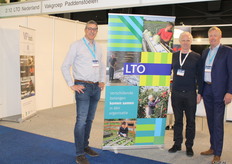 Peter van't Westeinde en Ton van Wijk van de Vakgroep Paddenstoelen van LTO met in het midden Paul Wilson, President van de European Mushroom Producers Group (GEPC).