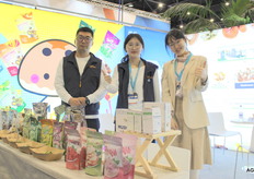 Het team van Shandong Exotic Funghi met gedroogde paddenstoelen en andere AGF