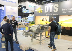 Peter van der Stouwe geeft bezoekers een toelichting op de machines van DTS