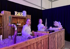 De dames van de bar zorgen voor blije gezichten van de bezoekers.
