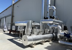 Buiten staan enorme installaties die energie opwekken op een duurzame manier. De opgewekte energie wordt opgeslagen in een groot accupakket met een capaciteit van maar liefst 1 mega watt, waardoor het bedrijf maximaal inzet op een circulaire en duurzame manier van ondernemen.