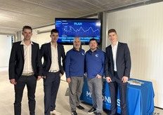 Roy, Bart en Mike temidden van Jim Beretta en Ryan MacCartney van MyCionics uit Canada. Mycionics ontwikkelt robots en AI-systemen die automatisch champignons oogsten in kwekerijen.