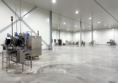 Inpak- en verwerkingshal voor de champignons met een topsealer van Sismatec en 2 stretchfolie machines van Omori.