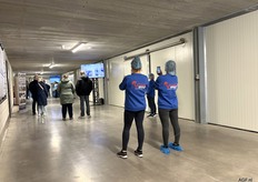 De bezoekers komen binnen via de werkgang.