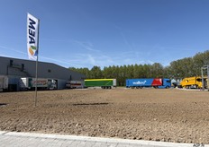 Voor het pand werden verschillende vrachtwagens tentoongesteld.