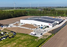 Op het dak liggen maar liefst 3000 zonnepanelen! Dronebeeld gemaakt door Erik Bögels.