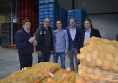 Even bijpraten op telersniveau. De Rijke uit Nagele, Willem Basseluer die bij Loogman verantwoordelijk is voor de binnenkomst en het keuren van de aardappelen op de exportafdeling. Gertjan Hint, Antoon Groen en Jaap Hut.