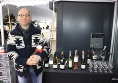 Charles Grisar van les vins personalalisés met zijn verschillende wijnen.