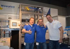 De mannen van Niverplast, Jeffrey Schapink, Maarten Jansen en Jasper Kreijkes. Niverplast maakt machines voor het plaatsen van kratzakken.