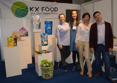 KX Food is na leverancier van gember en knoflook ook leverancier van verpakkingsmateriaal. Fleur, Min Li, Sophie Ye en XingGud Lai
