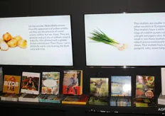 Kookboeken met wederom productinformatie op de schermen