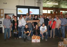 De groep van Hazera's Onion Study Tour op bezoek bij Specialty Produce Market. Eigenaar Bob Harrington houdt het bord vast