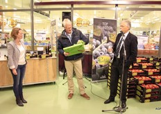 Henk Verwoert (hoofdinkoper AGF-afdeling Hanos) wordt in het zonnetje gezet