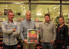 Henk Verwoert in beeld met telers (aan de rechterzijde: Jeroen Vos)