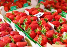 Veel aardbeien op de markt