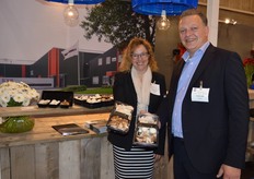 KVH is leverancier van AGF verpakkingen. Nieuw is de Babuska combi verpakking. Dit is een 3 in 1 of 2 in 1 schaal. Op deze manier is in 1 verpakking een gevarieerd assortiment aan te bieden. Op deze wijze kunnen producten afkomstig van verschillende telers samengevoegd worden in 1 verpakking. Om de verpakking is een sleeve te schuiven al dan niet voorzien van een recept. Het geheel geeft een exclusieve uitstraling. Gert Kolkman en Karin Biesheuvel laten de mogelijkheden zien.