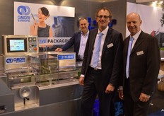Omori Europe toonde een rekfoliemachine voor brede toepassingen in de AGF sector. Deze machine haalt een capaciteit van 120 bakjes per minuut. V.l.n.r. Jeroen Munster, Vincent van der Ster, Willy Baalhuis.