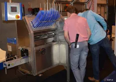 Veel aandacht voor de dekselmachine van Venema Installations uit Eemshaven. Snelheden van 80 tot 100 eenheden zijn te halen met deze machine.