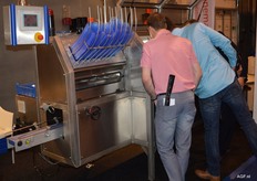 Veel aandacht voor de dekselmachine van Venema Installations uit Eemshaven. Snelheden van 80 tot 100 eenheden zijn te halen met deze machine.