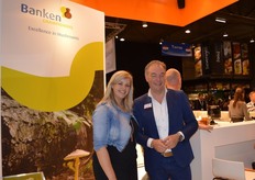 "Rob Banken van Banken Champignons en Heike Asseldonk van RVA Mushrooms. Banken Champignons levert sinds begin dit jaar vitamine D champignons. Door vitamine-D-champignons te bereiden in de maaltijd krijgt men deze vitamine op een natuurlijke manier binnen. Vitamine D is van belang voor sterke botten en zorgt voor een goede weerstand. Het vitamine informatiebureau meldt hierover; "Volgens een Amerikaans onderzoek kun je in één seconde een paddenstoel dankzij Uv-straling helemaal volstoppen met vitamine D. Onderzoekers stelden paddenstoelen bloot aan korte UV-flitsen. Het resultaat was dat binnen een seconde een gewone paddenstoel werd omgetoverd tot een paddenstoel boordevol vitamine D." De vitamine D champignons zijn inmiddels beschikbaar voor Retail en food service. Een ander product van Banken is de Champburger een vegetarische hamburger die uitstekend als vleesvervanger kan dienen en voor 75% uit champignons en voor 25% uit overige groenten bestaat. Deze hamburgers zijn vanaf septe