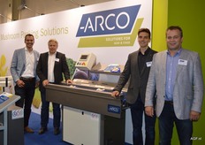 Arco, onderdeel van de ACB groep toonde een complete champignonverwerkingslijn om paddenstoelen te wegen, te verpakken en te etiketteren. Met de oplossingen van Arco valt veel geld te verdienen doordat er efficiënt wordt afgewogen, minder handjes nodig zijn en minder product wordt weggegeven door een nauwkeurige weging. De machine is in te stellen van 50 gram tot 1 kilo. V.l.n.r. Ralph Wijnands, Albert Vermeulen, Jordy van der Sterren en Ger van Knippenberg.