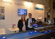 Viscon Fresh Produce, Arie Kamp en Muriël Baars staan achter de checkweeglijn Sigma. Schaaltjes worden op gewicht gecontroleerd en handmatig aangevuld tot het juiste gewicht. 10 weegschalen meten gelijktijdig het gewicht wat zorgt voor een capaciteit van 100 verpakkingen per minuut. De machines worden wereldwijd geplaatst.