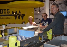 DTS Dutch Tec Source is een leverancier van complete verwerkingslijnen voor de AGF sector. Op de beurs werden snijmachines getoond voor het in partjes snijden van champignons. De machines onderscheiden zich door het hoge niveau in afwerking. Jacqueline Wakker, Jan Mercken van Mushroom City uit Belgë en Peter van der Stouwe.