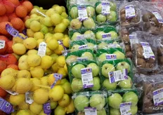 Een breed assortiment biologisch fruit bij deze hypermarkt.