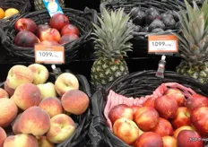 De prijzen voor seizoensfruit zijn niet mis. Perziken en nectarines voor 7,92 euro per kilo.
